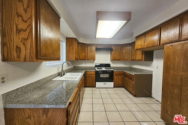 Building Photo - 7556 Thousand Oaks Dr