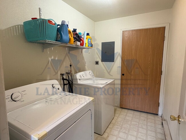 Building Photo - 3 Bedroom 2 Bathroom Apartment
