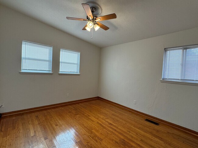 Building Photo - 3907 NW Denver- AVAILABLE NOW!!