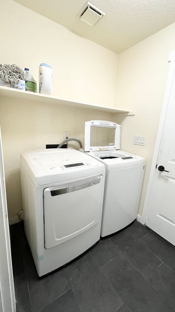 Building Photo - 5 Bedroom/4 Bathroom Home in West Valley City