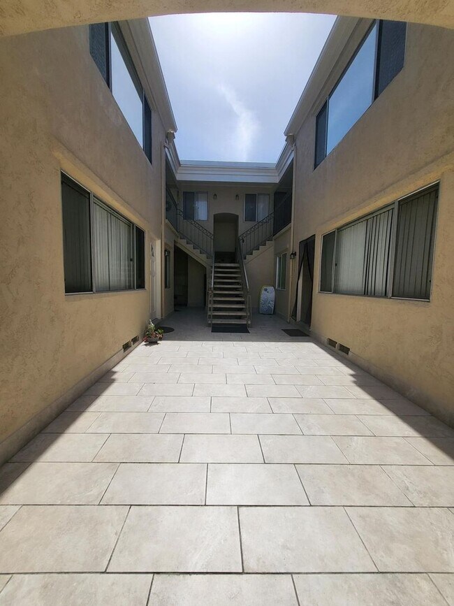 Building Photo - NEWLY REMODELED Mission Beach 1Bed 1 Bath ...