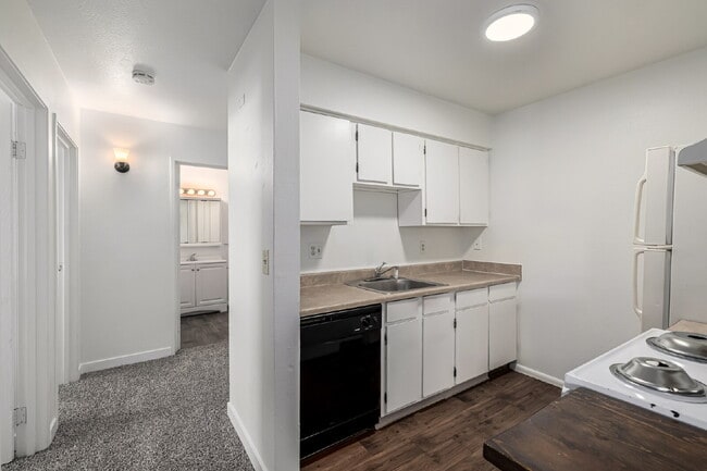 Building Photo - Freshly updated Two bed one bath for rent