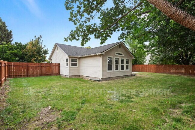 Building Photo - 543 W Bosanka Dr