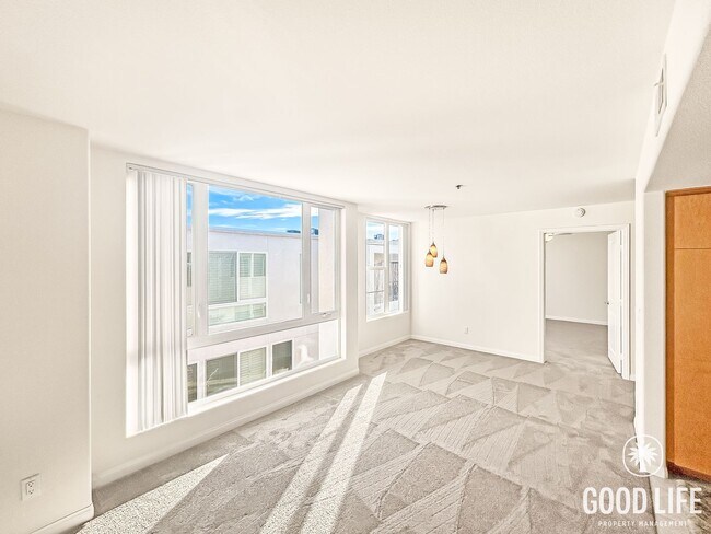Building Photo - Stunning 2B/2BA Pacific Beach Condo w/ Parking & Few Blocks from Beach!