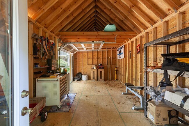 Building Photo - Beautiful 4/4 Plus Office, 4 Blocks From E...