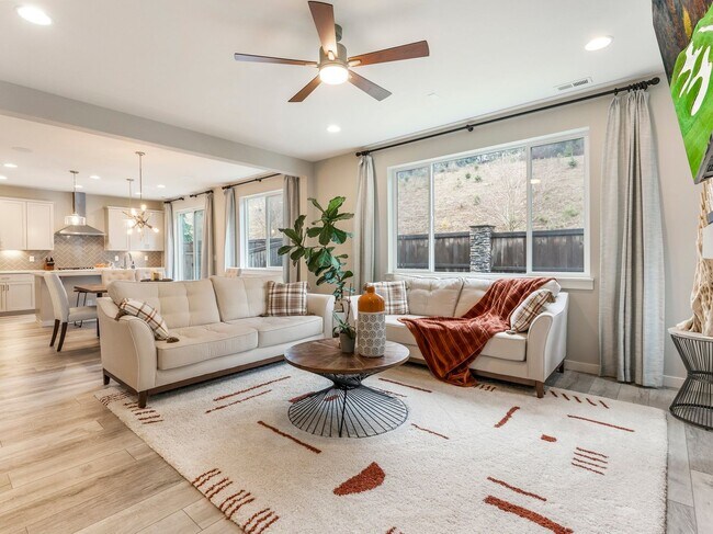 Building Photo - Stunning 4 Bed/2.5 Bath Modern Farmhouse in Scouters Mountain - HV