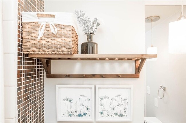 Building Photo - 952 Myrtle St NE