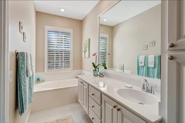 Master Batroom - 5417 Cove Cir