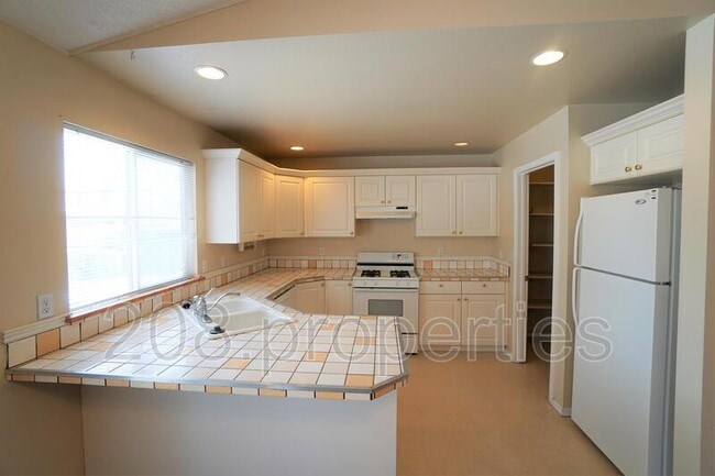 Building Photo - 452 S Jolinda Ave