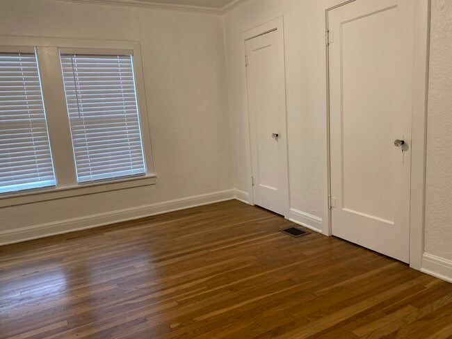 Building Photo - 433 Robert Dr