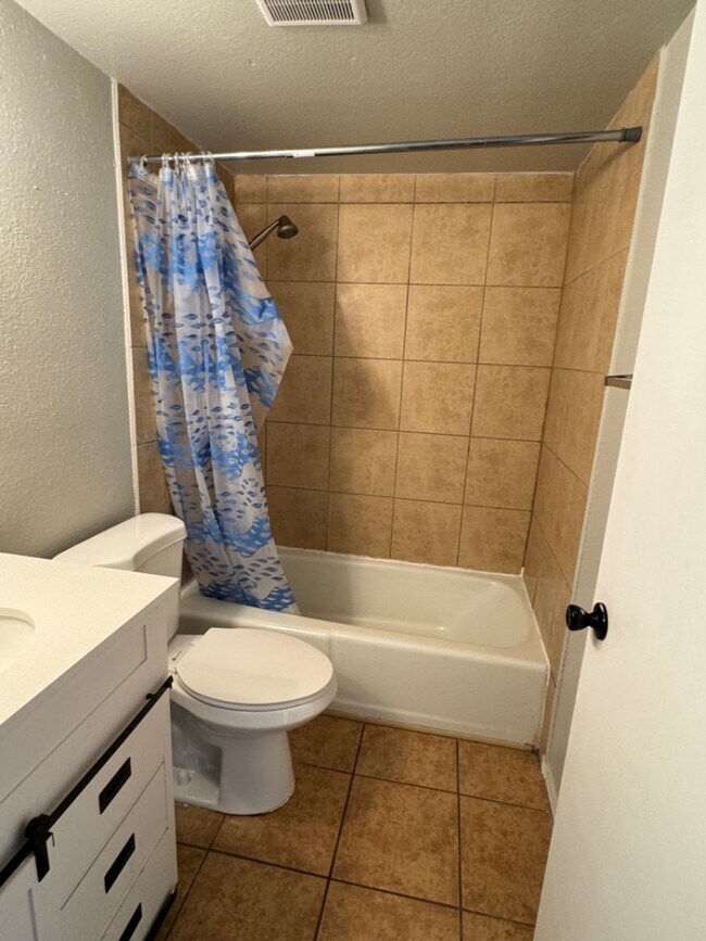 Building Photo - 936 San Pedro Dr SE