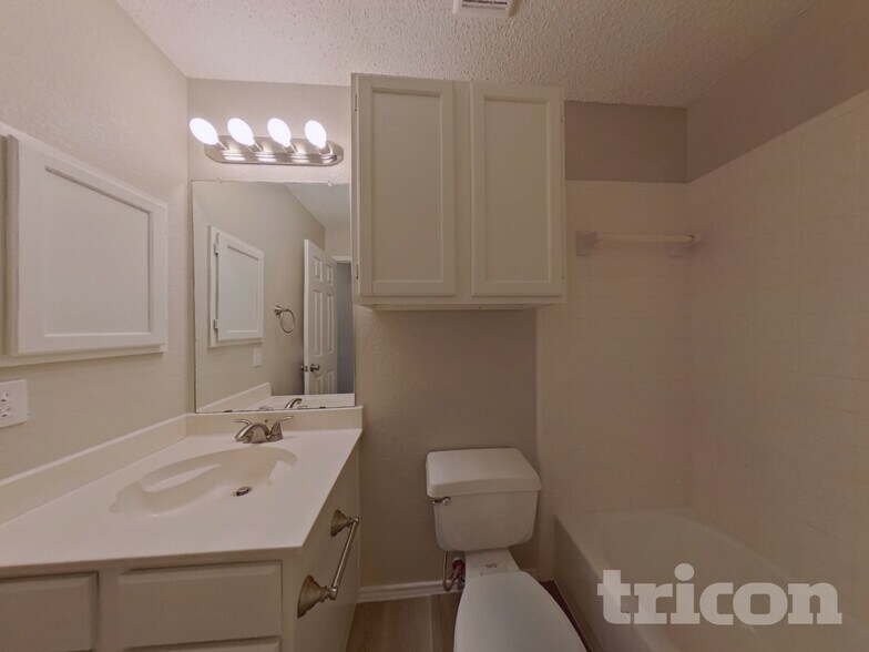 Building Photo - 1233 Clear Creek Dr