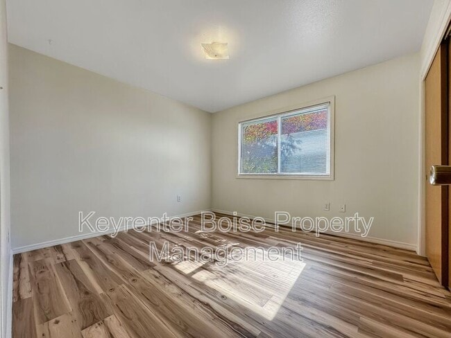 Building Photo - 254 Elbridge St E