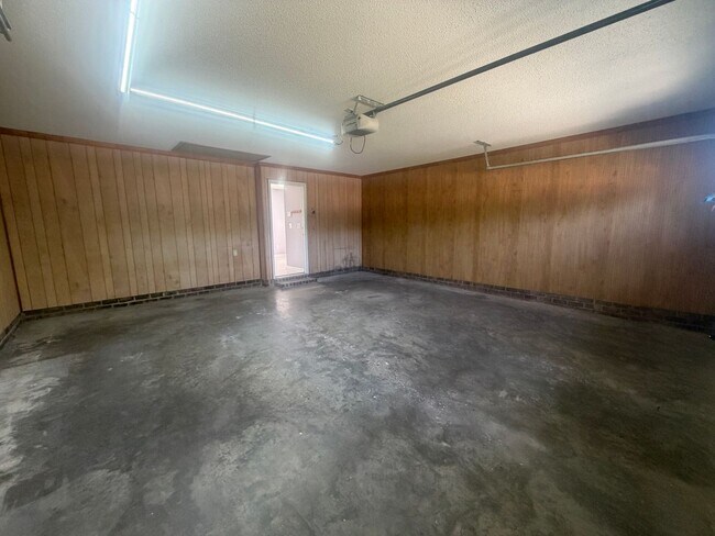 Building Photo - 3560 Oleander Dr