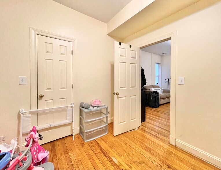 Building Photo - 4831 N Sawyer Ave