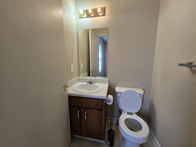 Building Photo - 1007 Walnut Dr