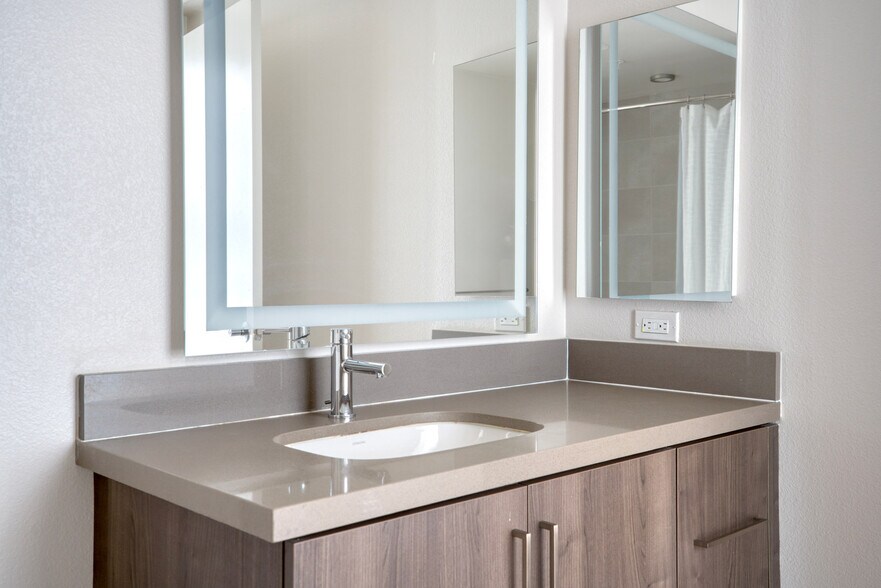 Building Photo - 650 E Capitol Ave