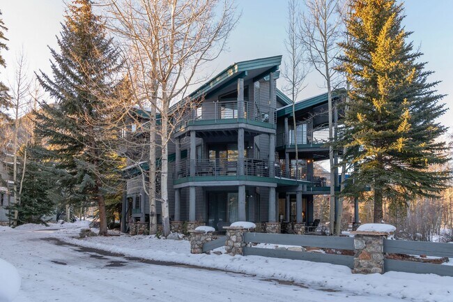 Building Photo - Attached garage! Beautiful views! Heart of...