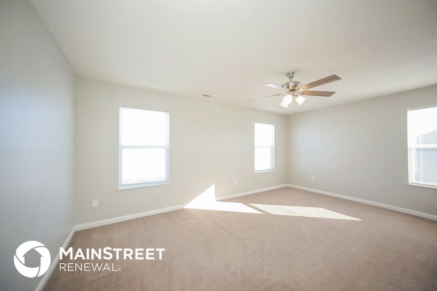 Building Photo - 890 Redwood Dr