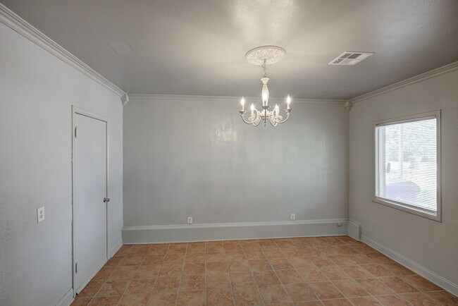 Building Photo - 910 Garver St