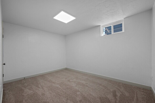 Building Photo - 840 W Montague Ave