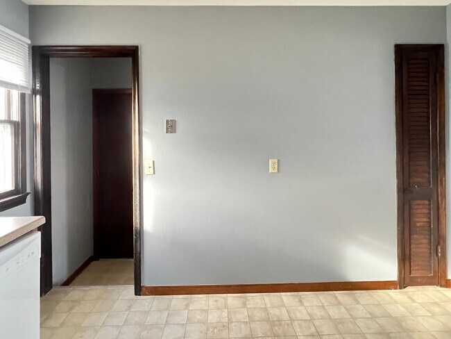 Building Photo - Beautiful walk-out ranch!