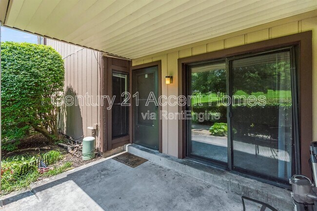 Building Photo - 5805 Royal Ridge Dr