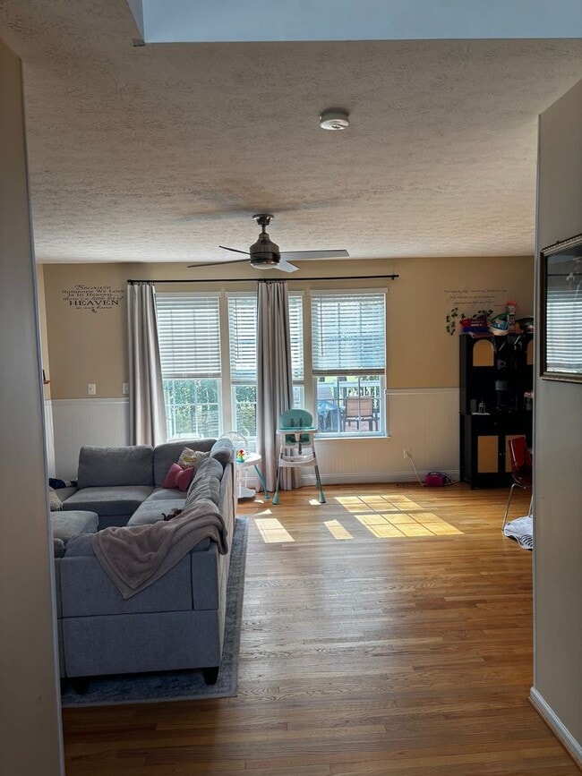 Building Photo - Spacious 4BR, 3.5 Bath House in Elkton