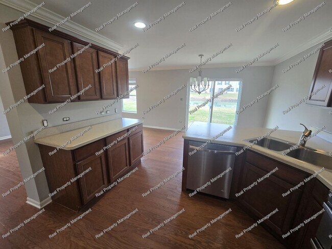 Building Photo - 3 Bedroom Townhome