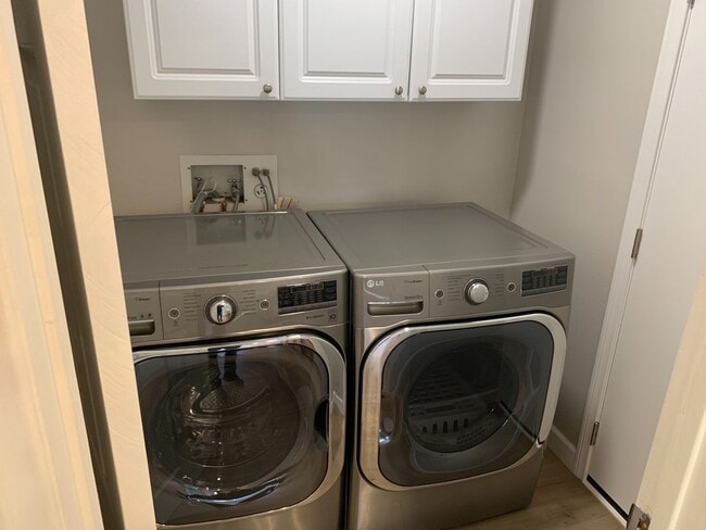 Building Photo - Newly Remodeled 3 Br 2 Ba Home in West Hills