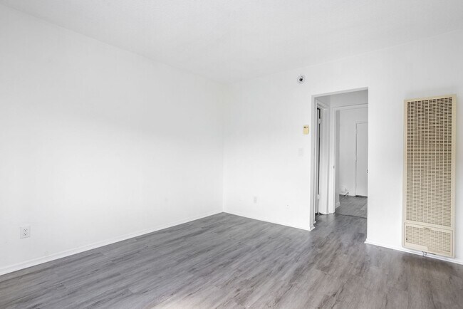 Building Photo - Studio on the Venice Beach Boardwalk - MOV...