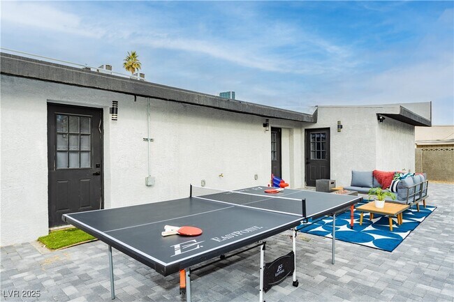 Building Photo - 522 E St Louis Ave