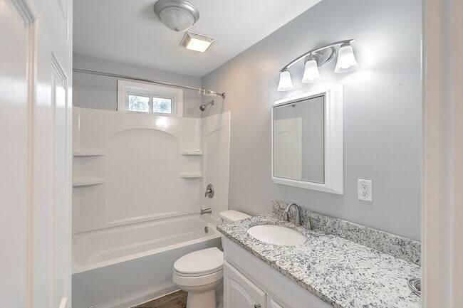 Building Photo - Renovated Home in the Heart of West Ashley!