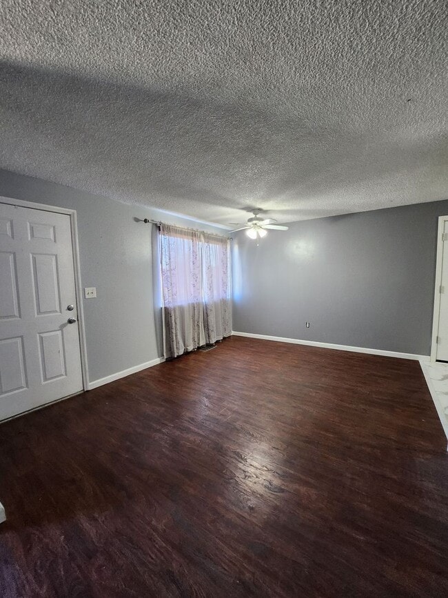 Building Photo - 3 Bedroom Home Excellent Location Near Schools