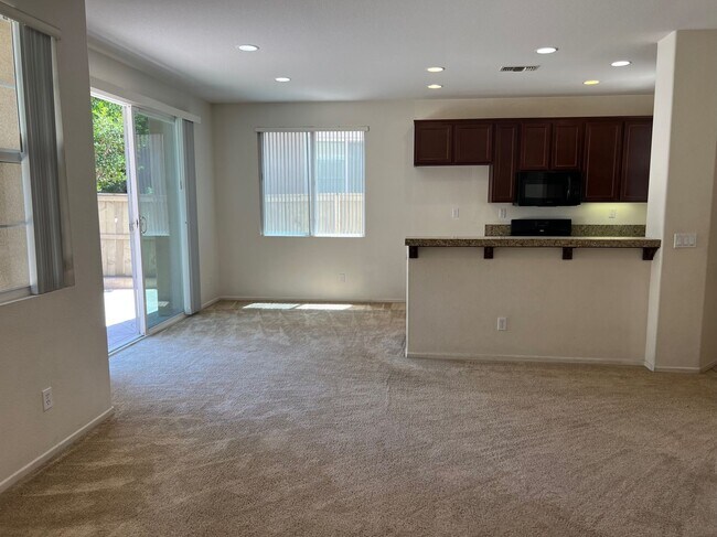 Building Photo - Wonderful Eastlake Townhome, 3 bedroom, 2....
