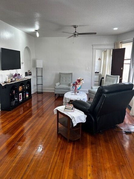 Building Photo - 214 Oak St