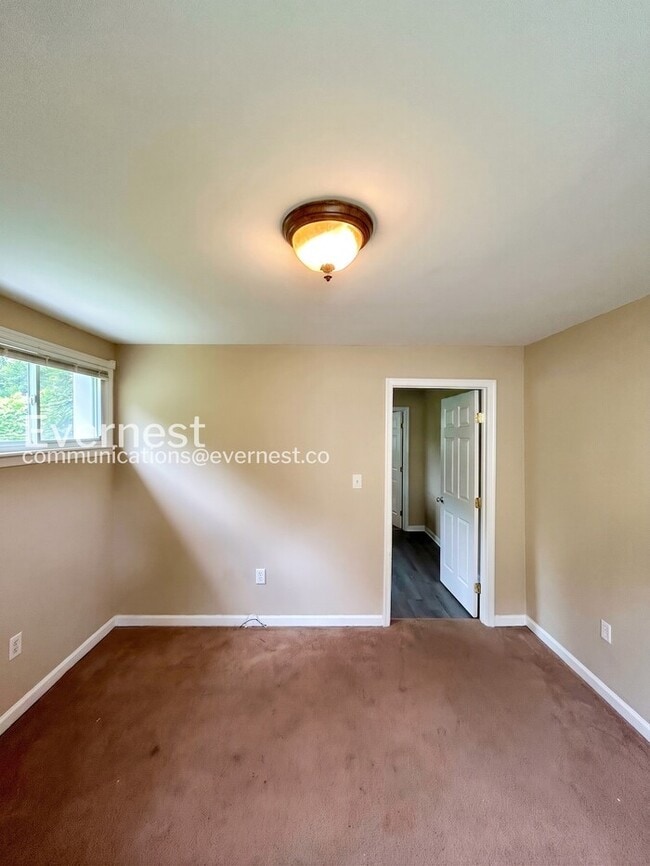 Building Photo - 3 Bed, 1 Bath Home with Driveway and Hardwood Floors | Housing Vouchers Accepted |  Available Now!