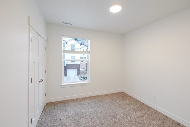 Building Photo - 693 S 4500 S