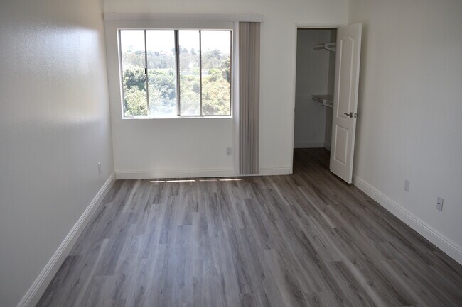 Bright and Airy bedrooms - 7120 Shoreline Dr