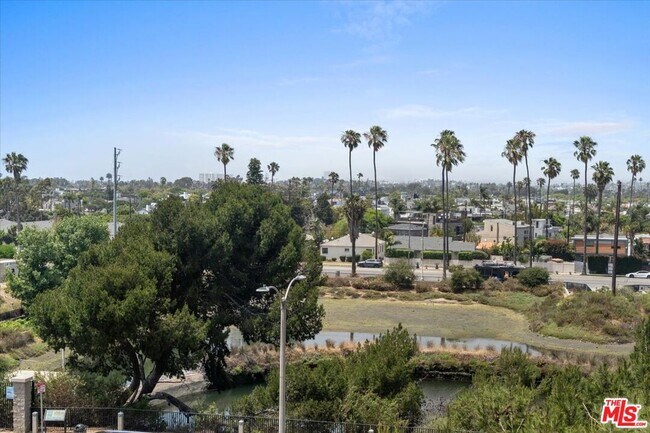 Building Photo - 4265 Marina City Dr