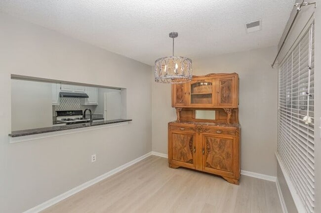 Building Photo - Delightful 2-bedroom, 2-bathroom condo