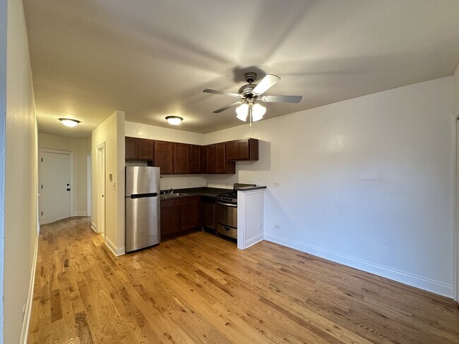 Building Photo - 824 W Cornelia