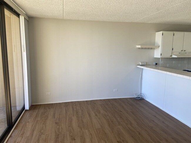 Building Photo - 1 bedroom in Chateau Waikiki