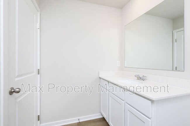 Building Photo - 2452 SE Creekhill Way
