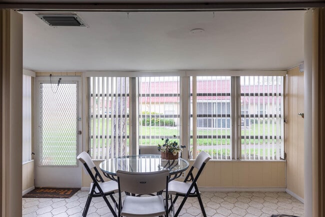 Building Photo - 228 Down E Ln