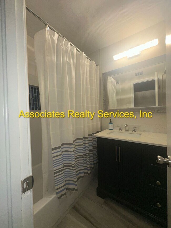 Building Photo - 3 Bed/2 Bath Spacious Home in Mason Manor! Screened Porch and Fenced Backyard!!!