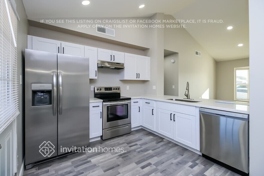 Building Photo - 3520 E Pueblo Ave