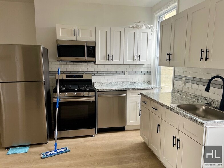 Building Photo - Top Floor 2BR 1BA Lofty Space w/ Laundry I...