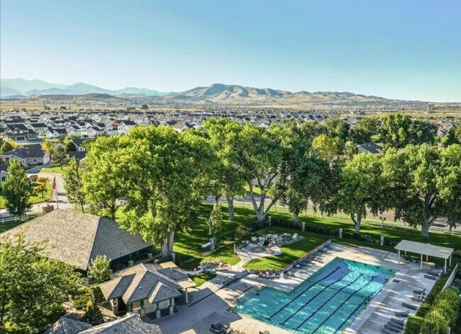 Building Photo - Stunning Home Right on the Golf Course!