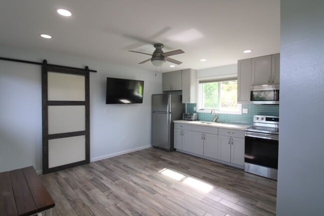 Building Photo - Newly Remolded One Bedroom in Quiet Wahiaw...